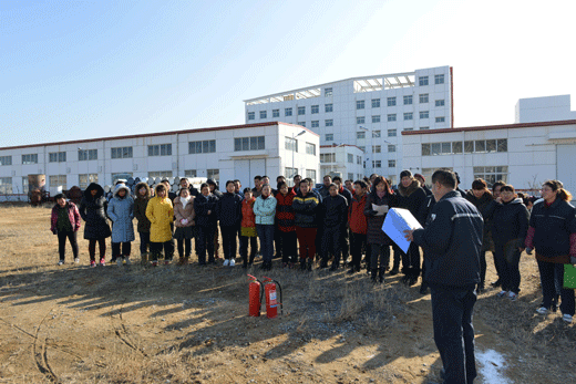 消防員對全體員工進行消防知識培訓